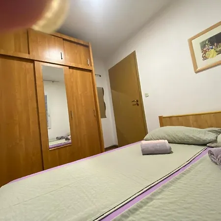 Apartment In Mit Terrasse Vodice